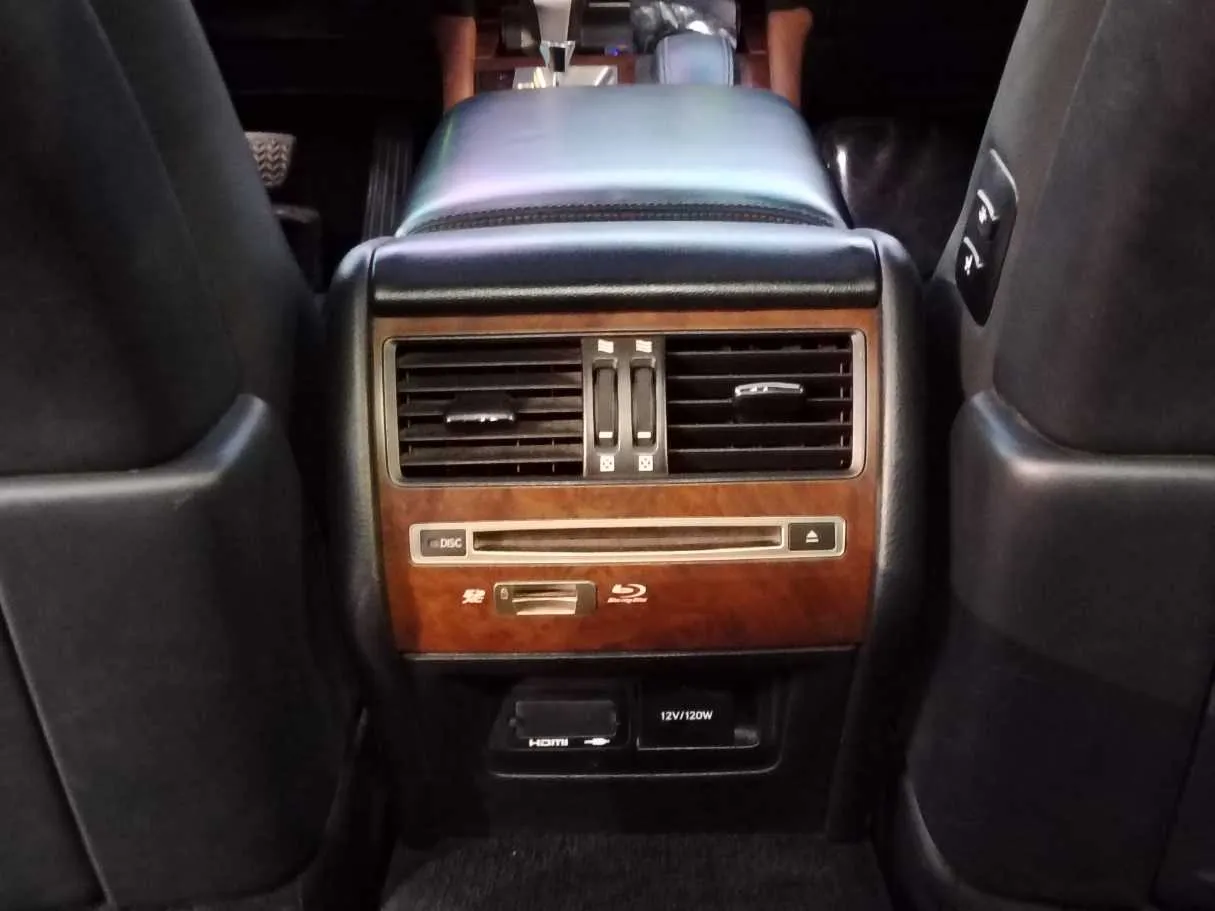 Car image 30