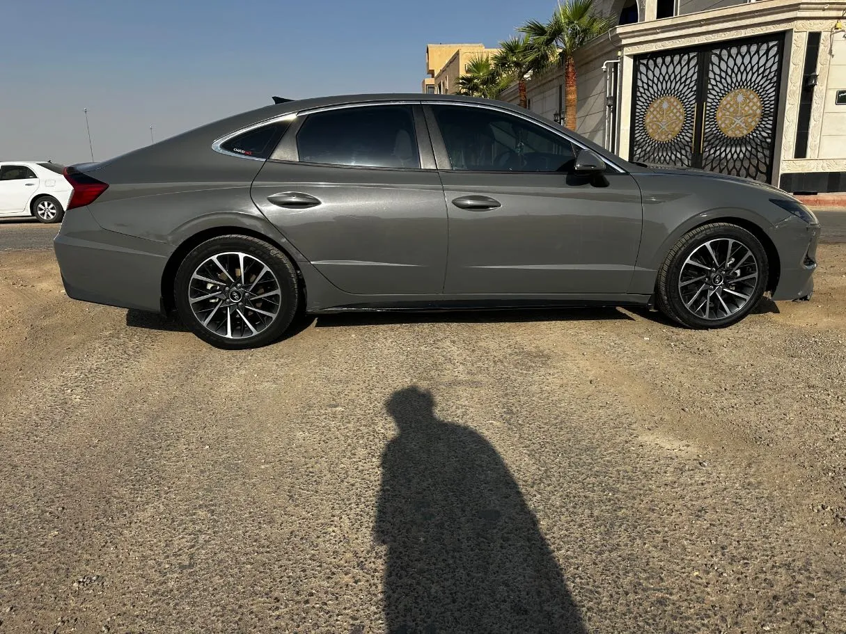 Car image 4