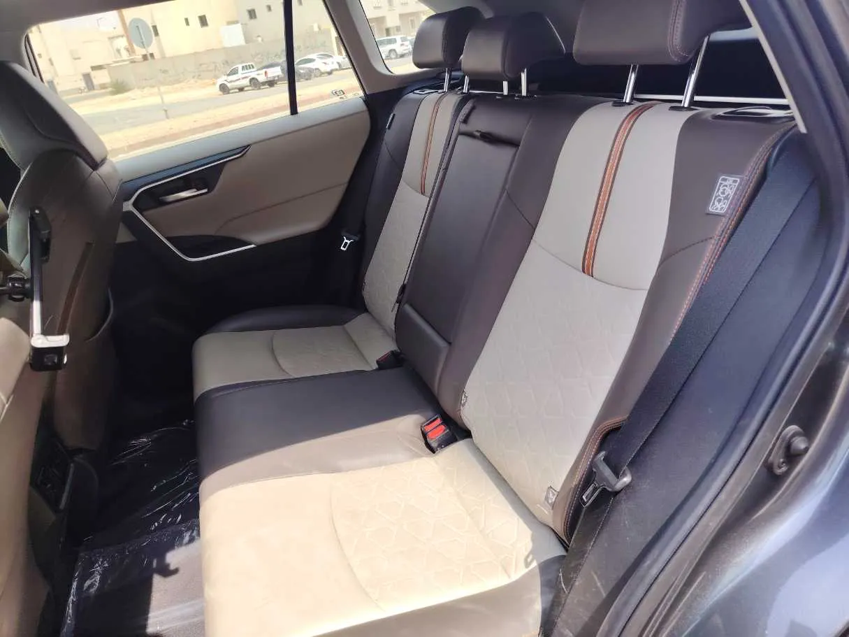 Car image 16