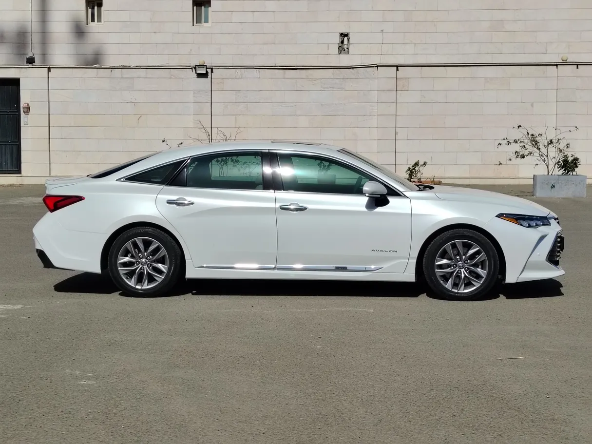 Car image 4