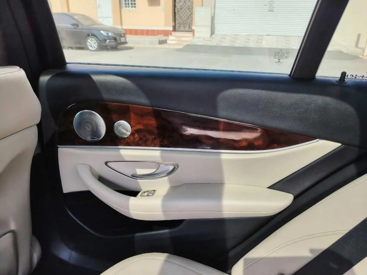 Car image 37