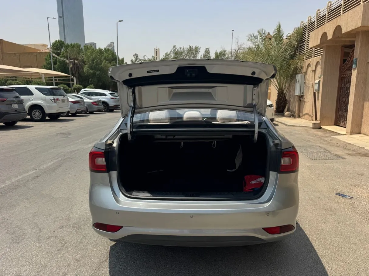 Car image 19