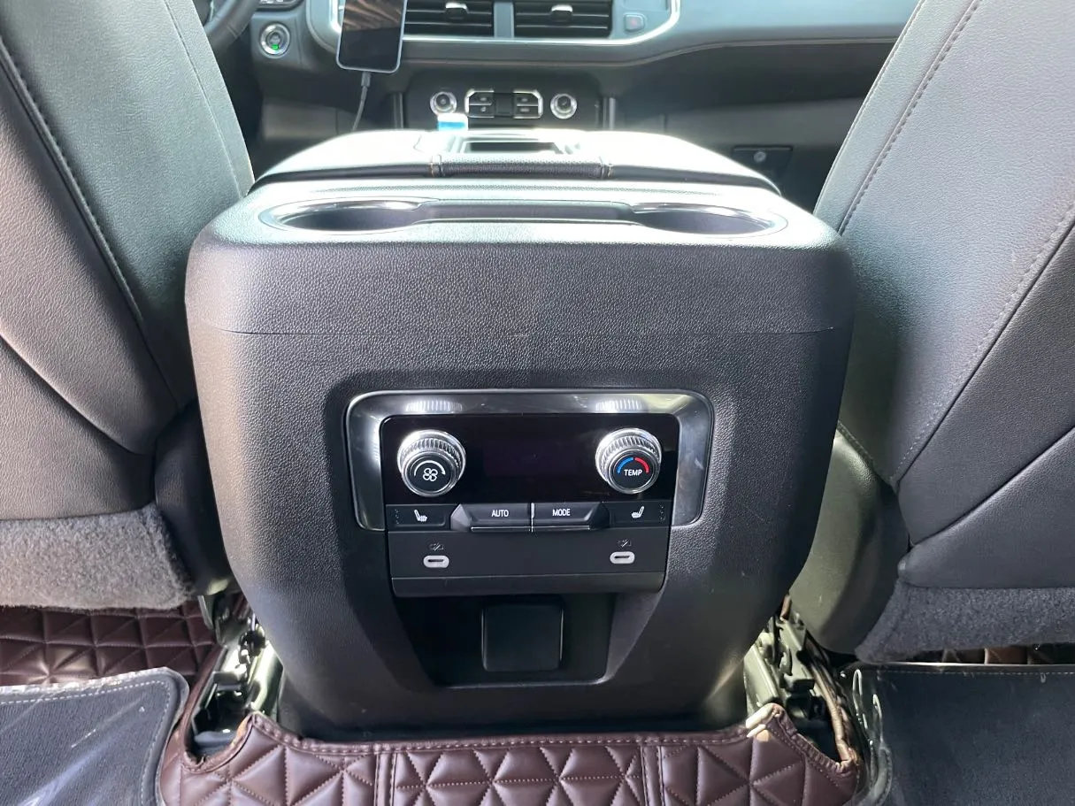 Car image 24