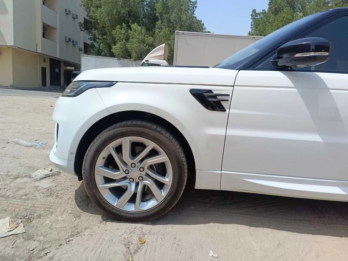 Car image 9