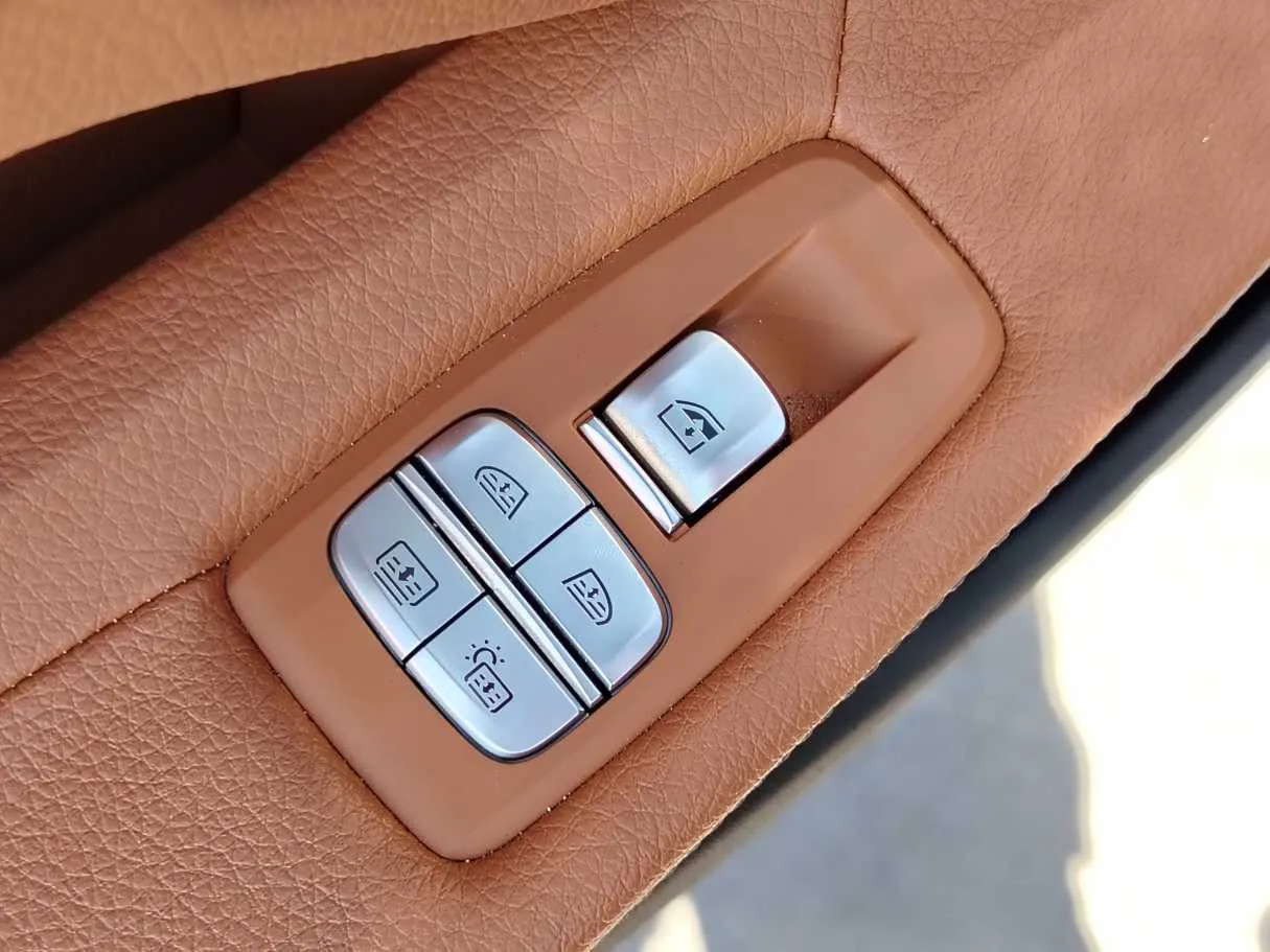 Car image 32
