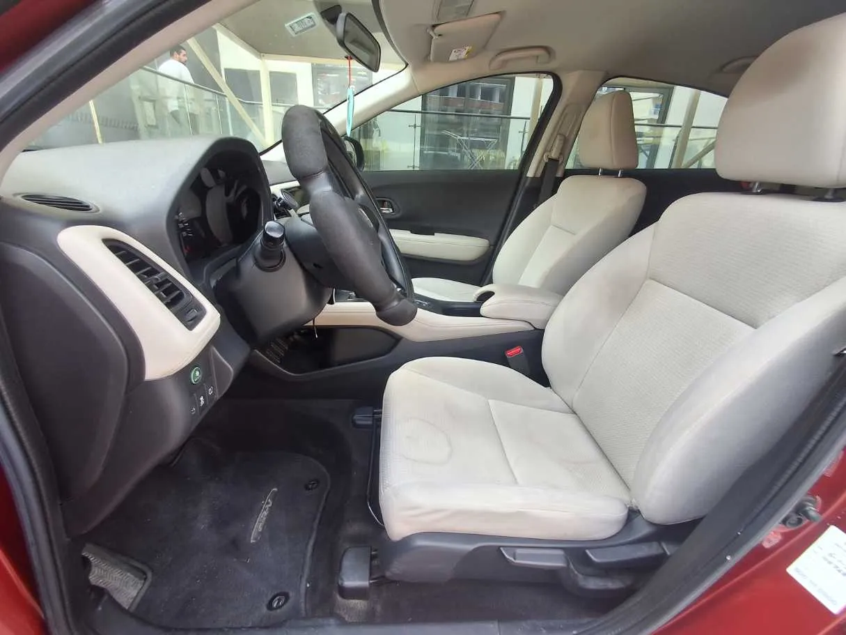 Car image 12