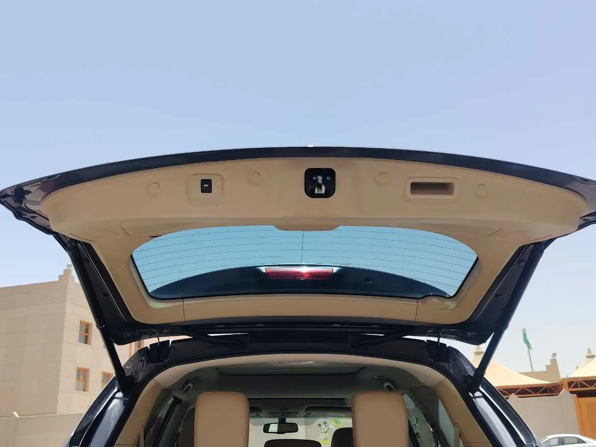 Car image 24