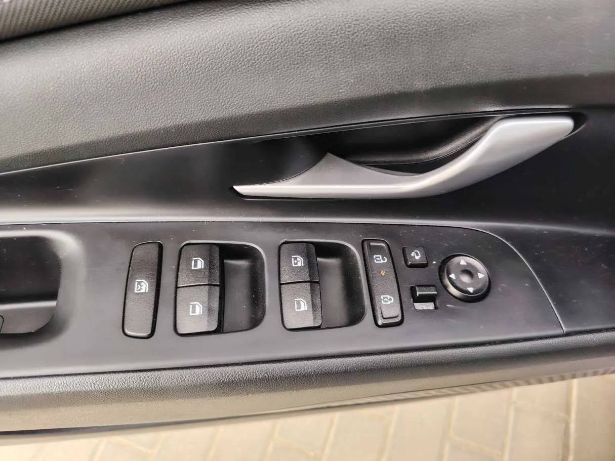 Car image 27