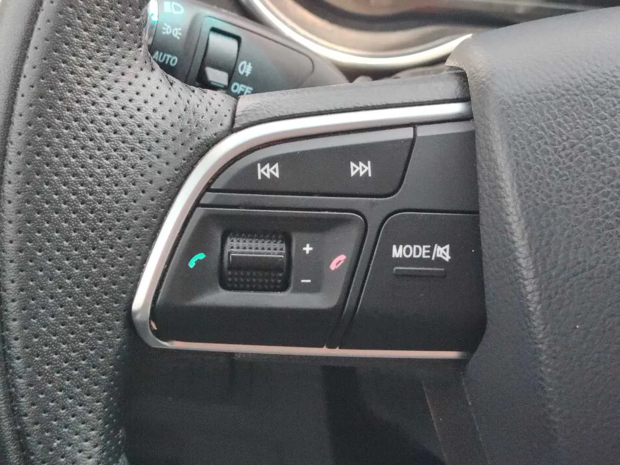 Car image 25