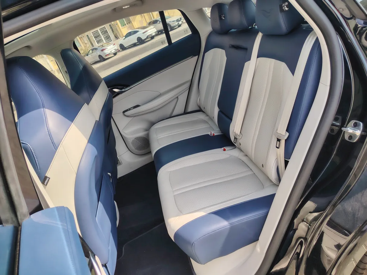 Car image 16