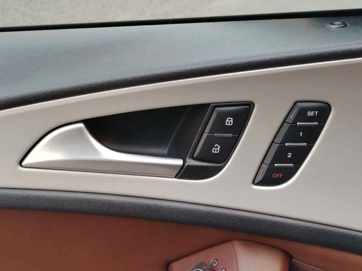 Car image 32