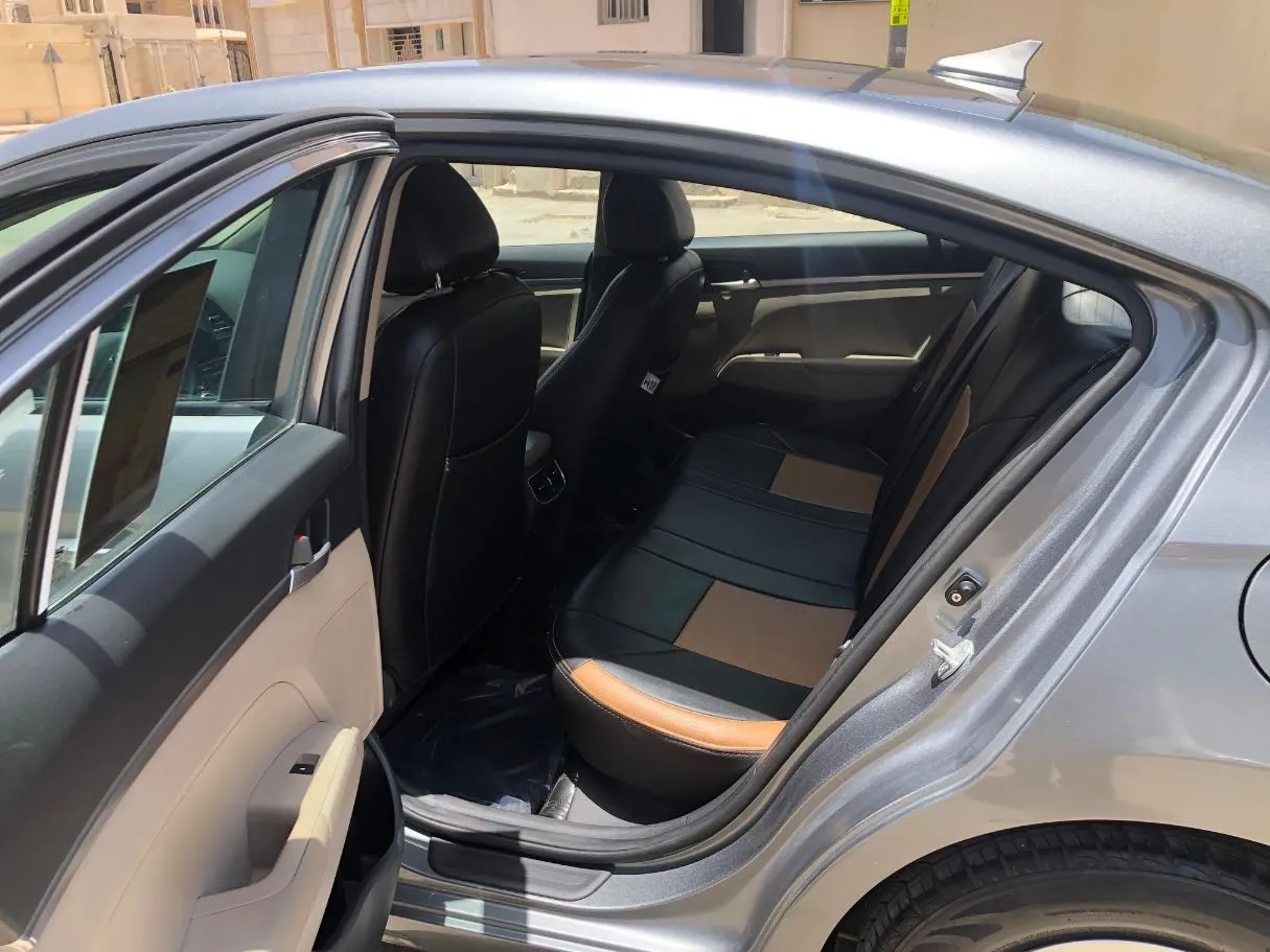 Car image 14