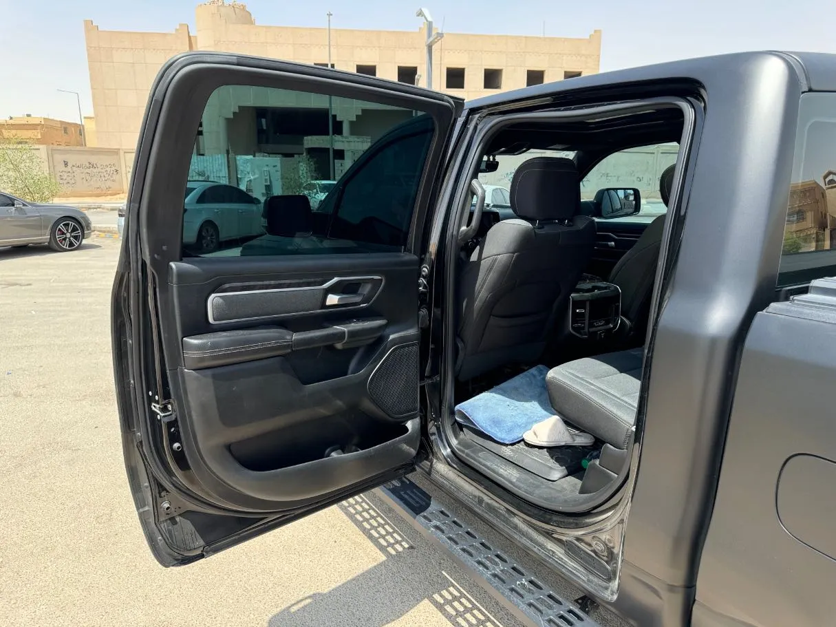 Car image 13