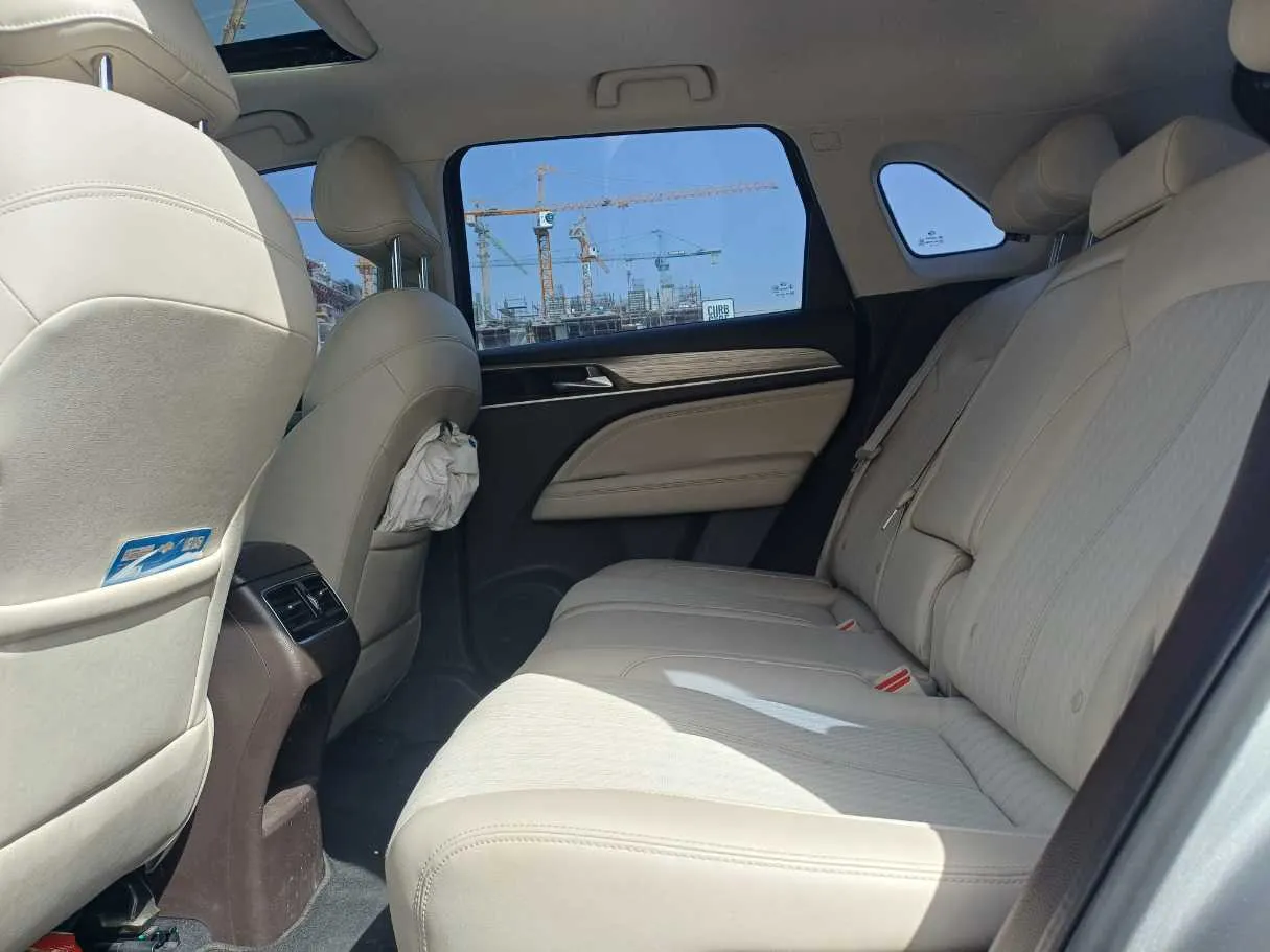 Car image 13