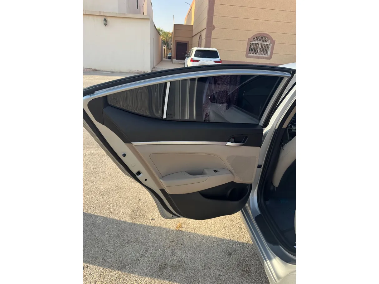 Car image 12
