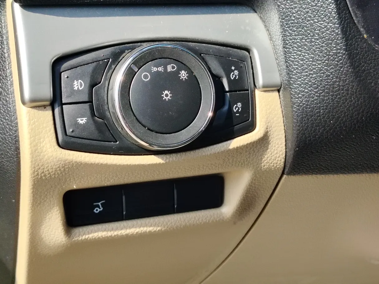 Car image 30