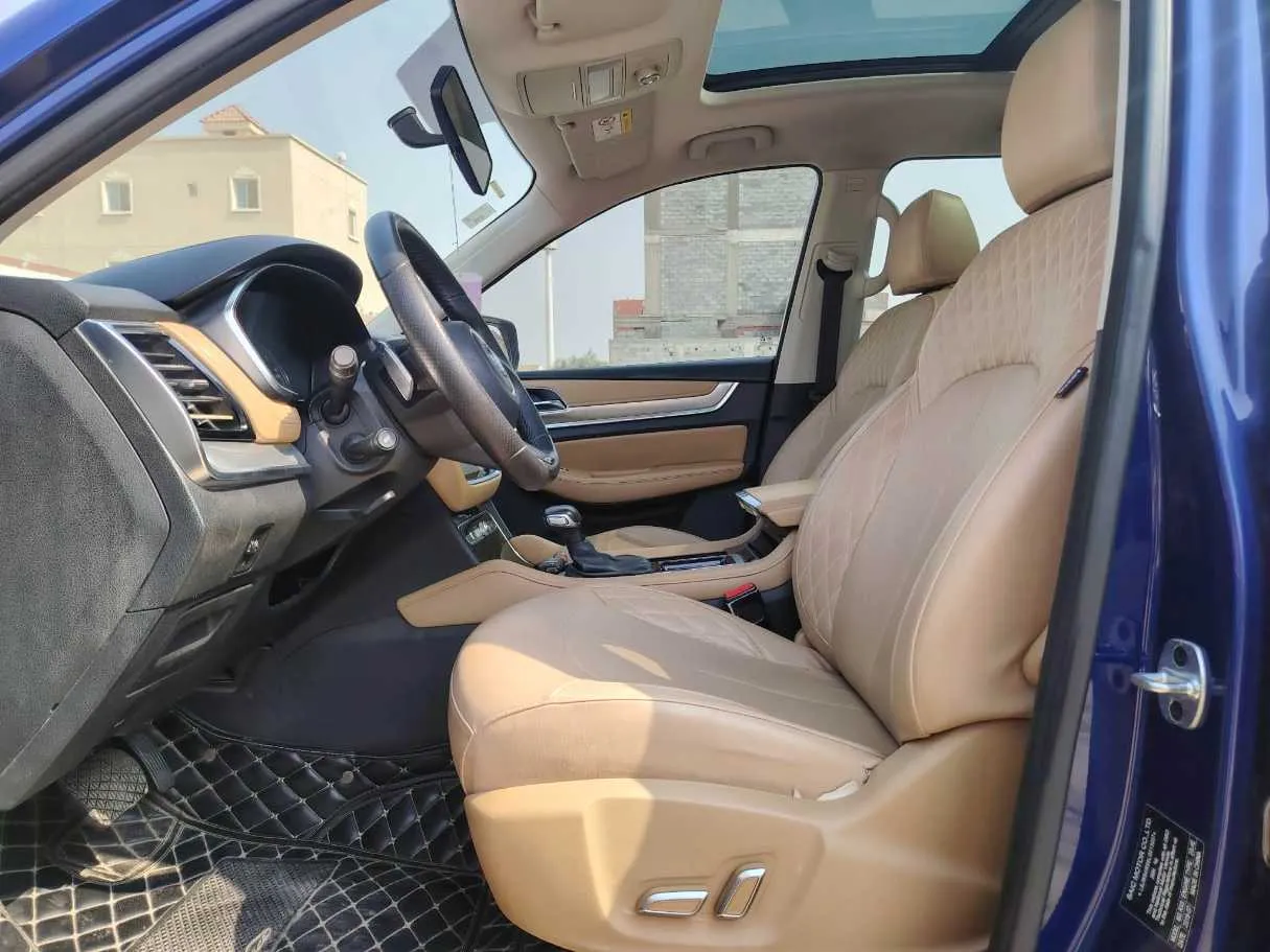 Car image 14