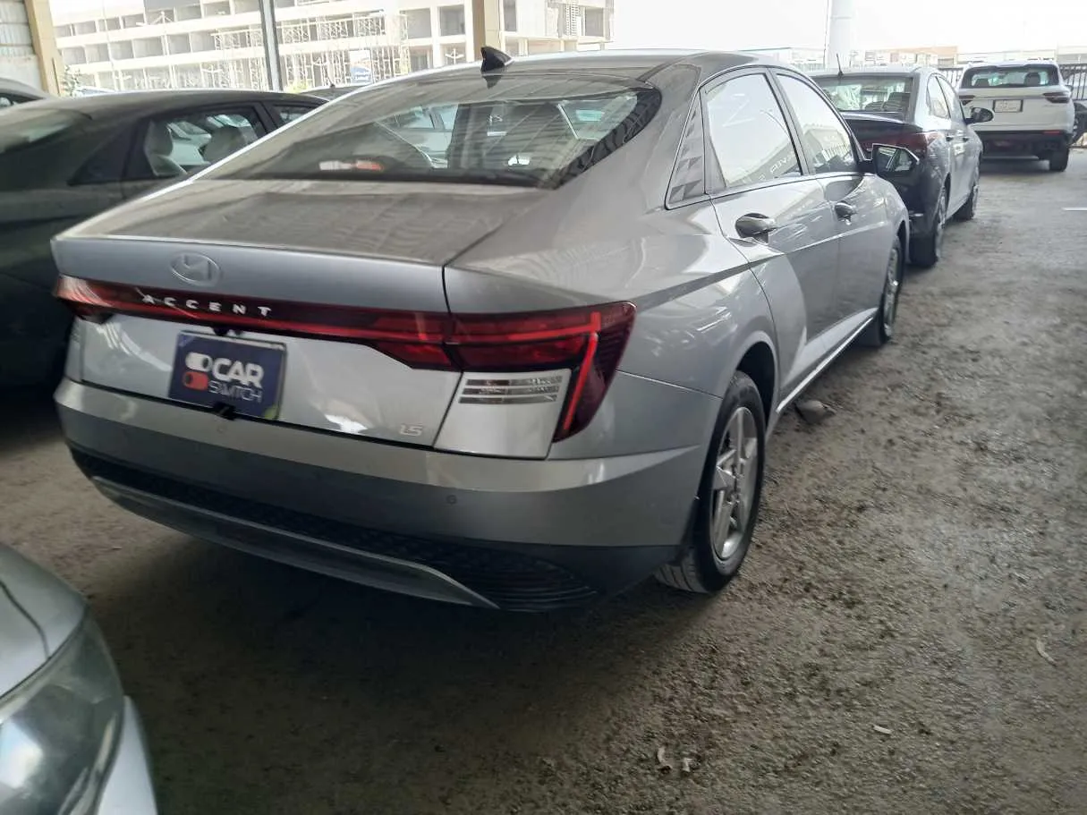 Car image 3