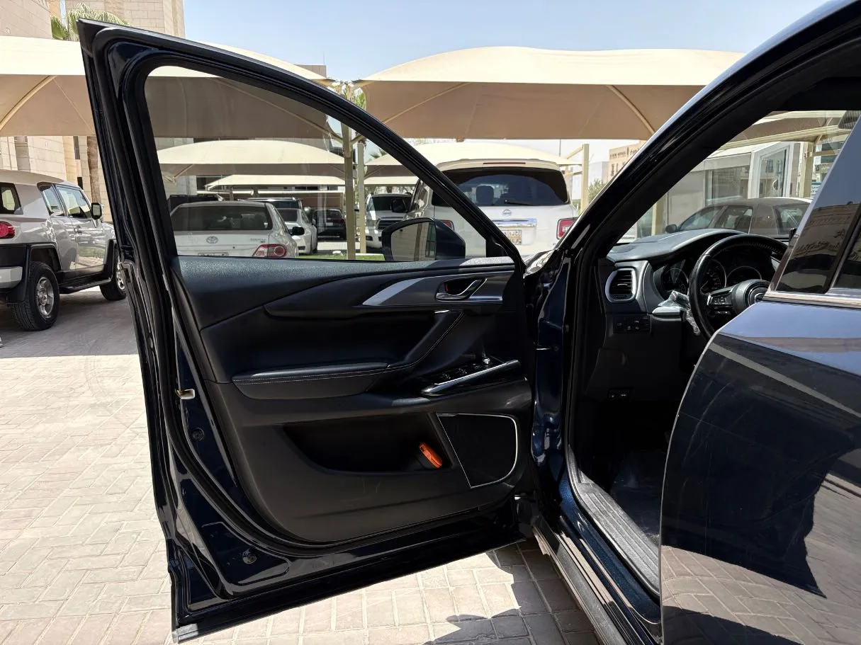 Car image 11