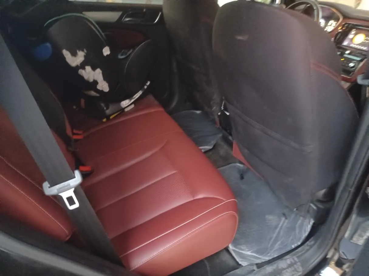 Car image 14