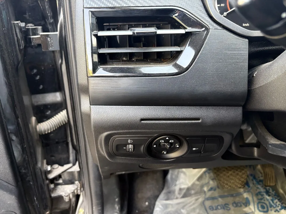 Car image 24