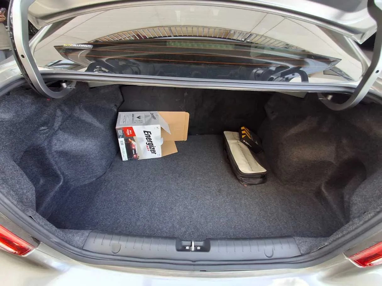 Car image 19