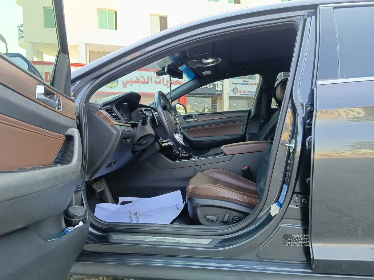 Car image 14
