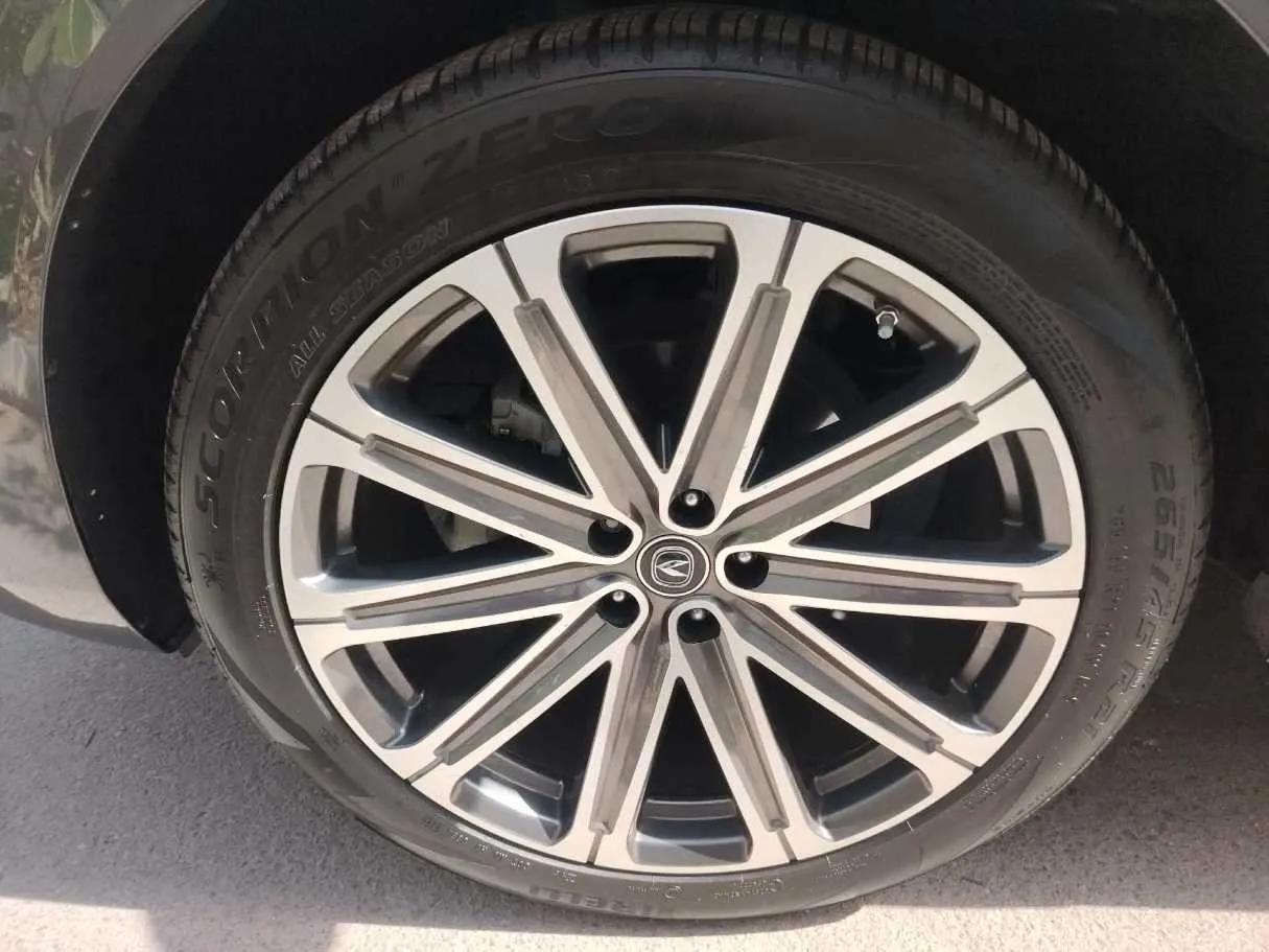 Car image 10