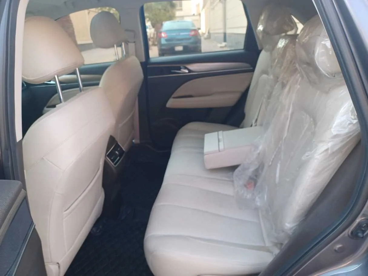 Car image 15