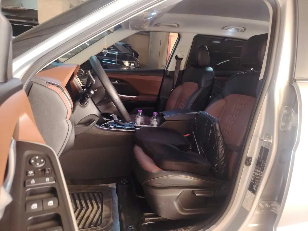Car image 12