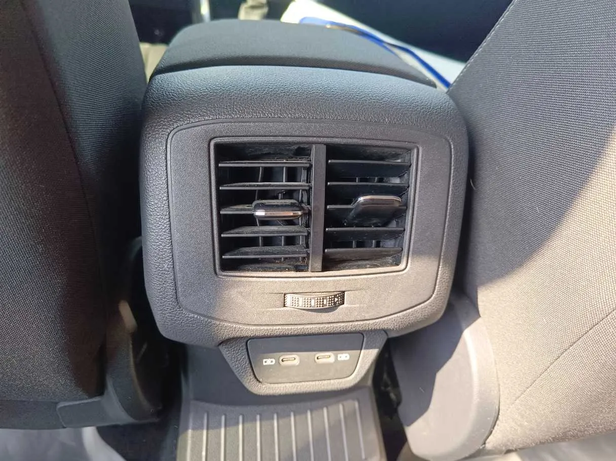 Car image 30