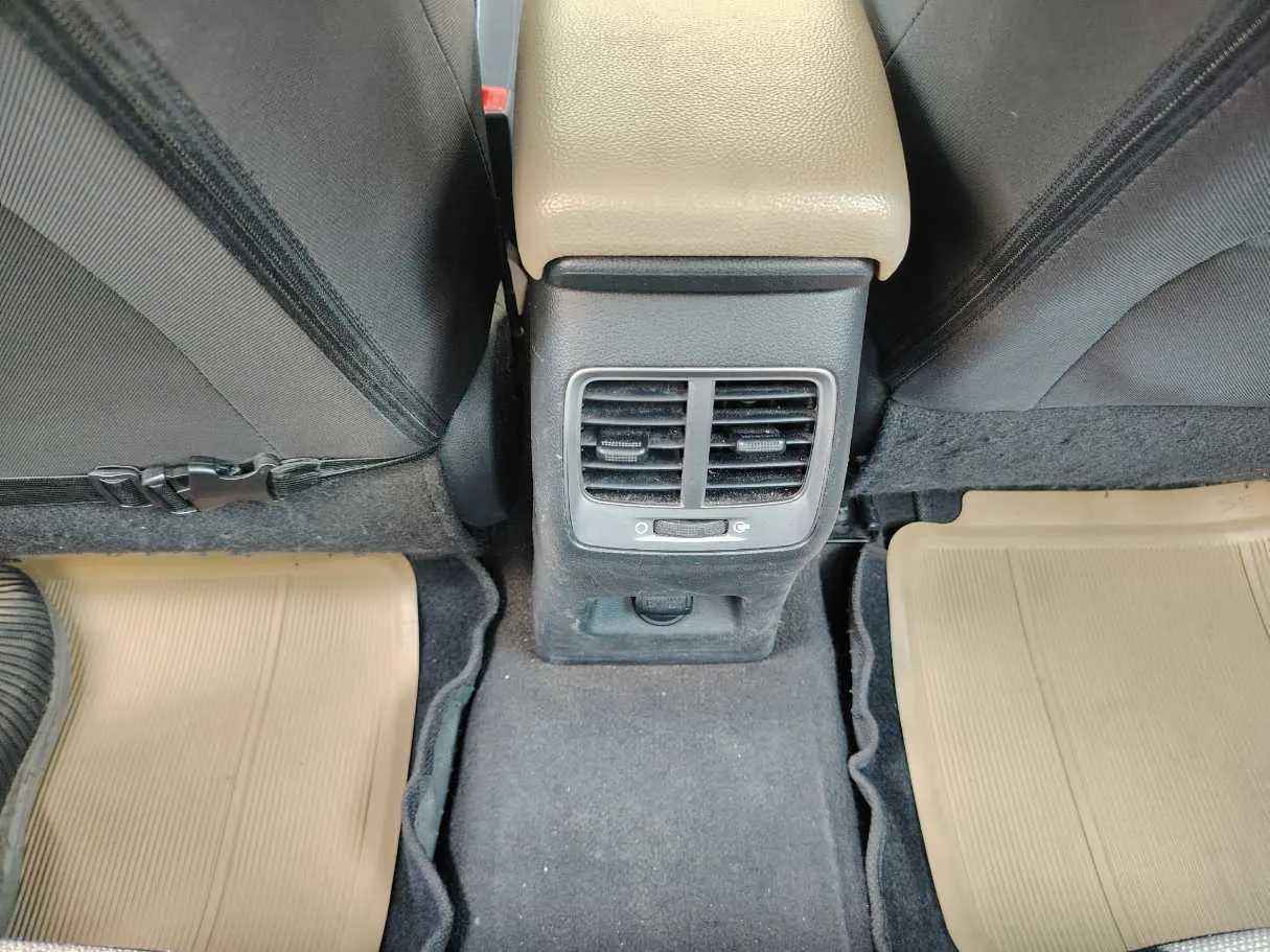 Car image 32