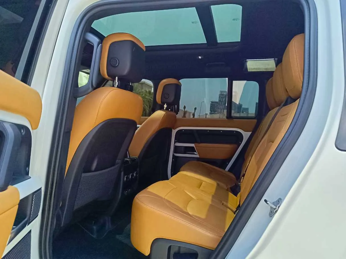 Car image 19