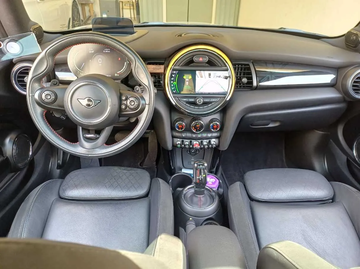 Car image 16