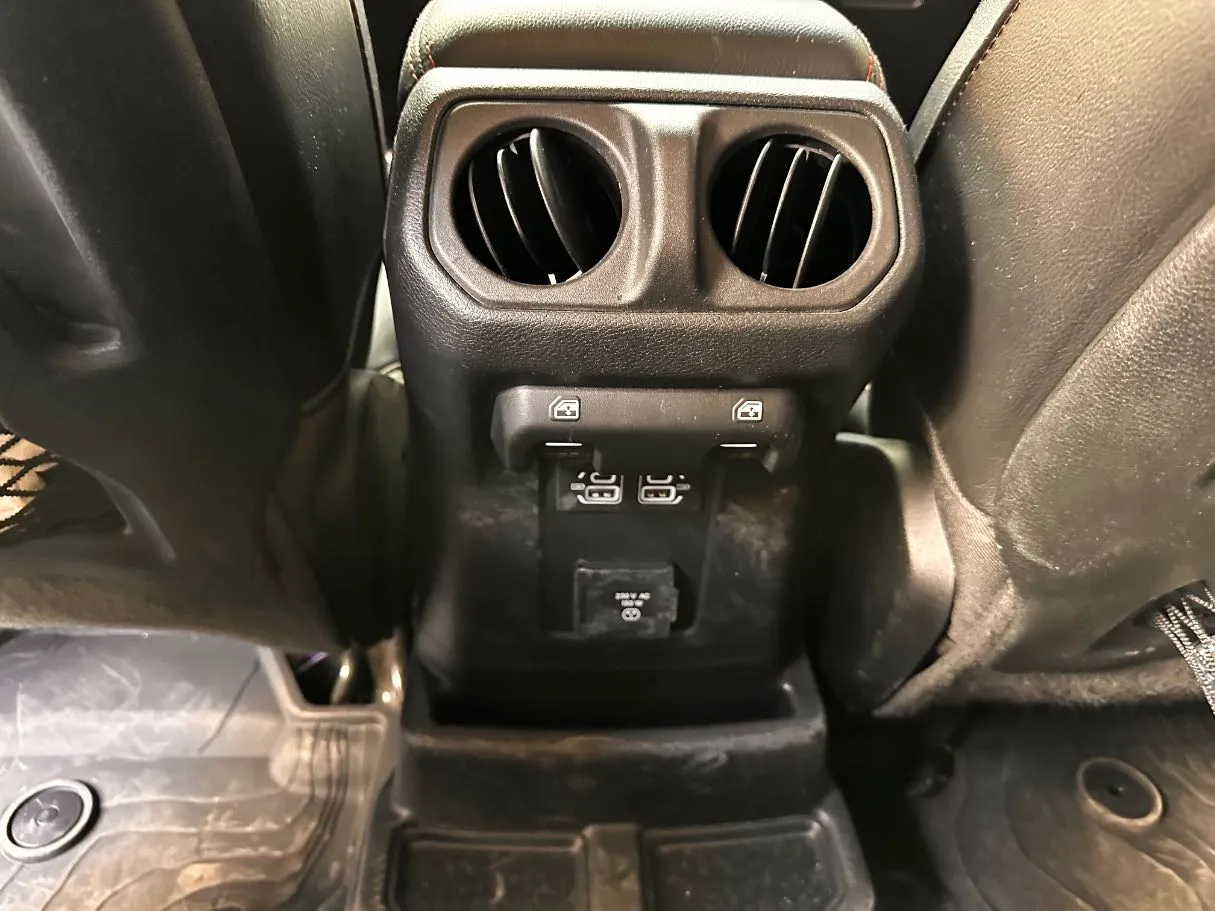 Car image 27
