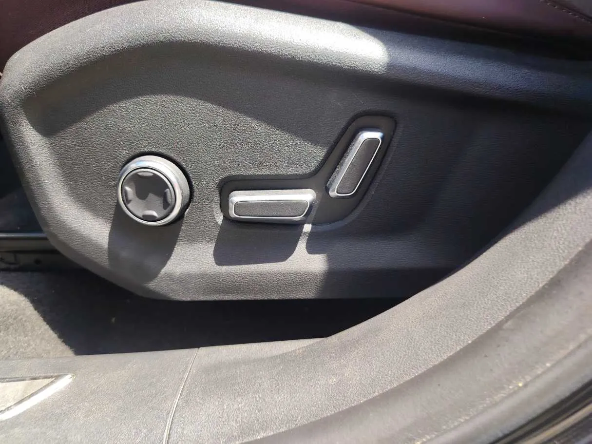Car image 30
