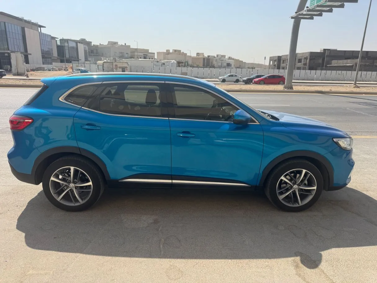 Car image 4
