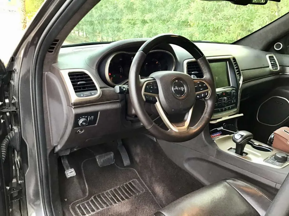 Car image 9