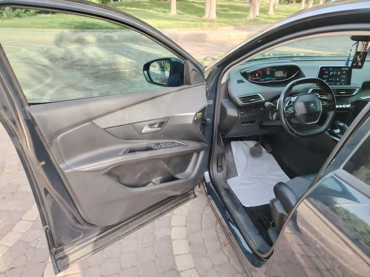 Car image 11