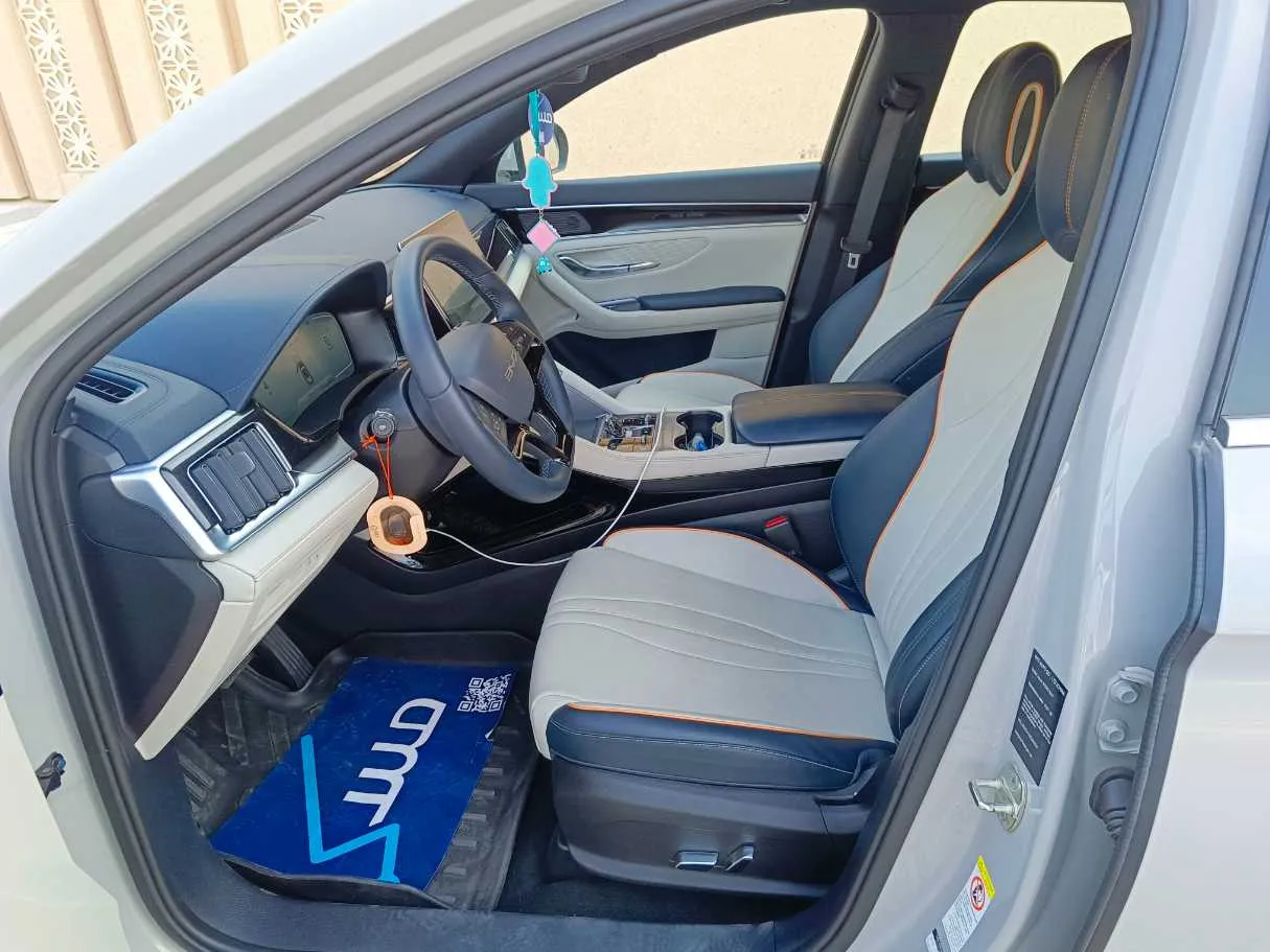 Car image 14