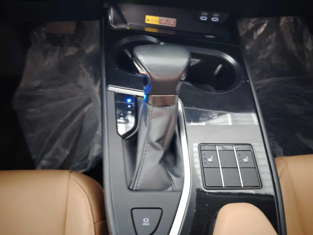 Car image 24