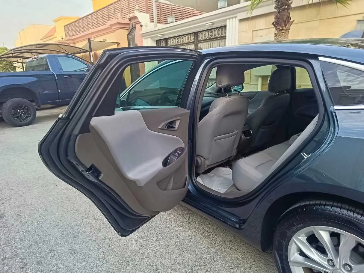 Car image 16