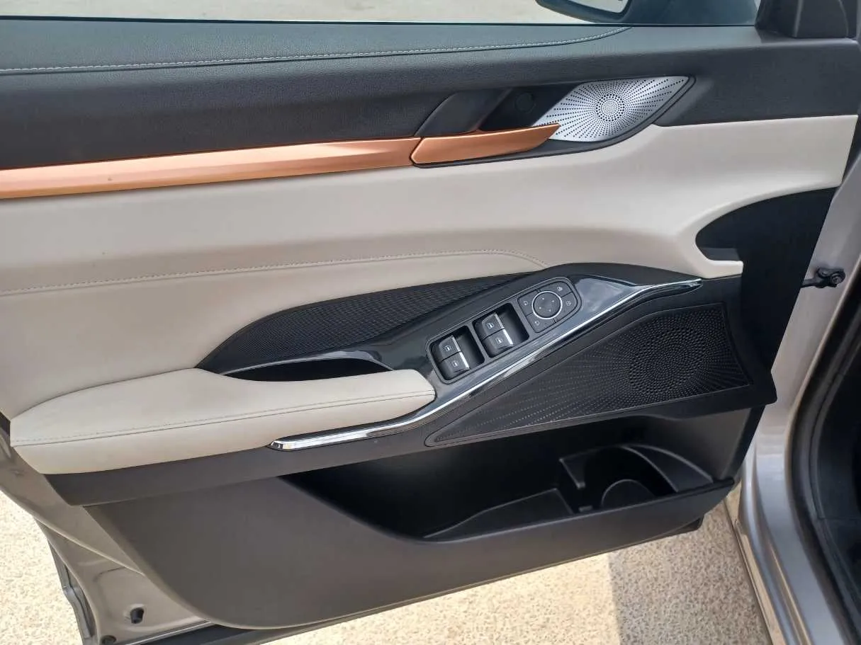 Car image 9