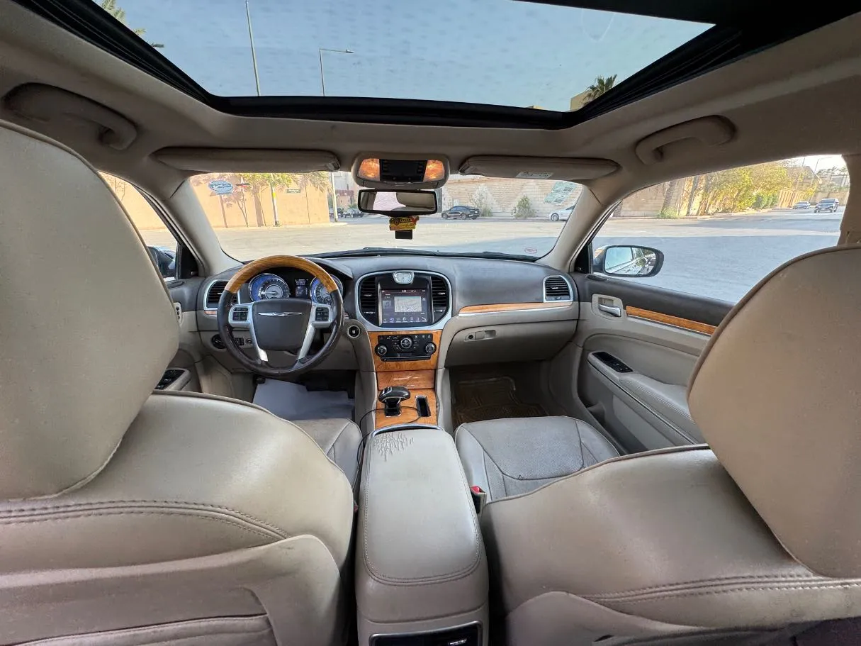 Car image 14