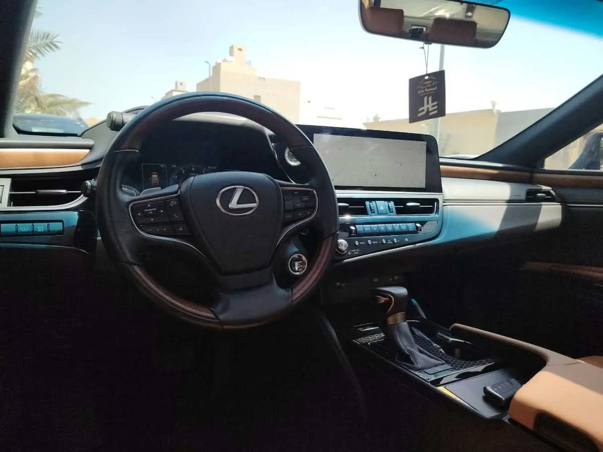 Car image 25
