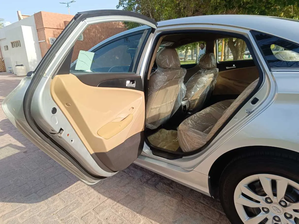 Car image 13