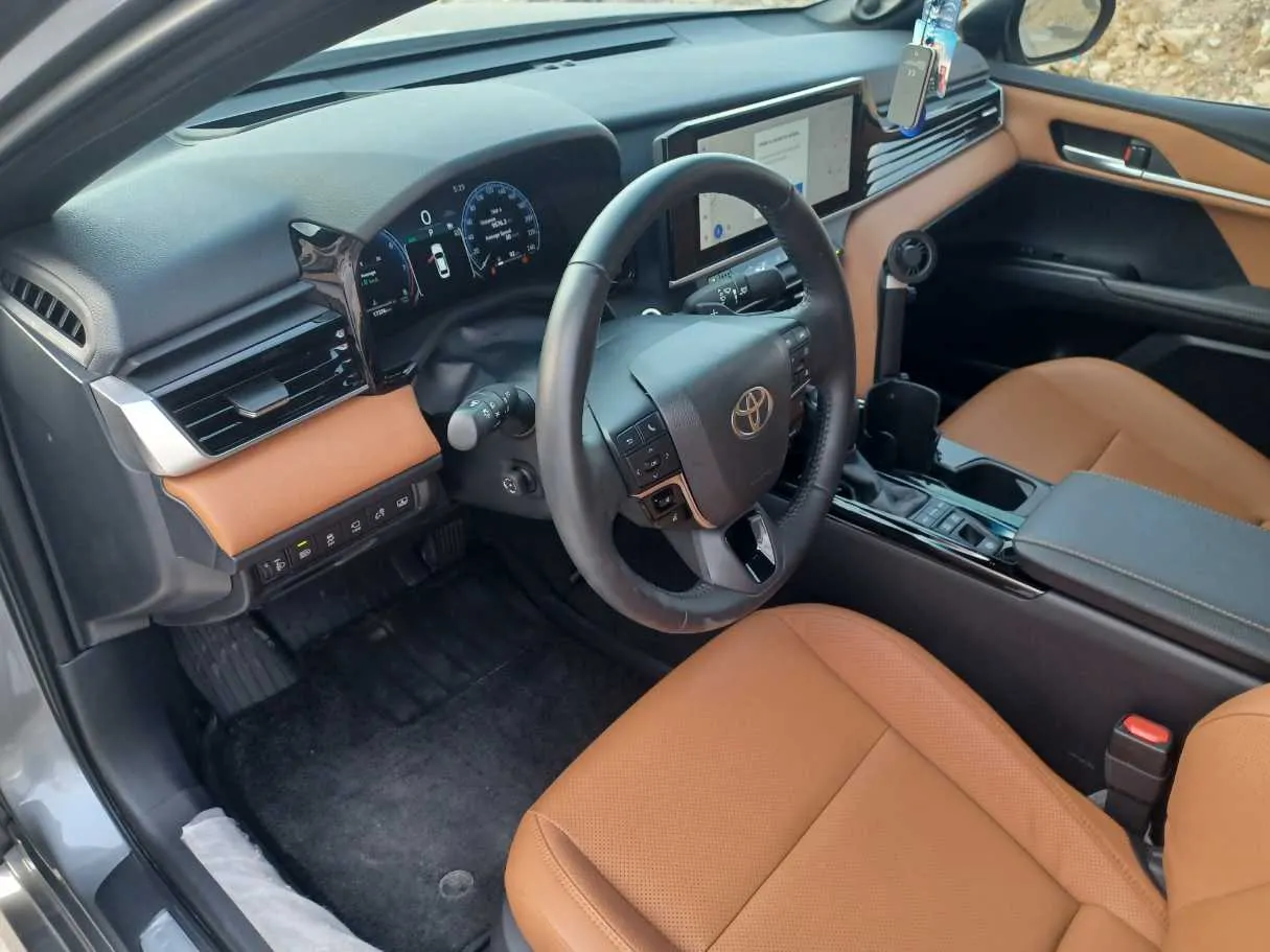 Car image 12
