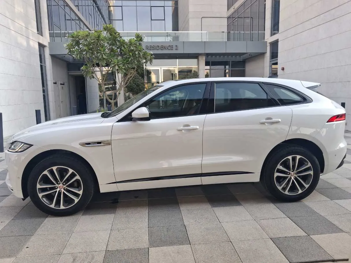 Car image 4