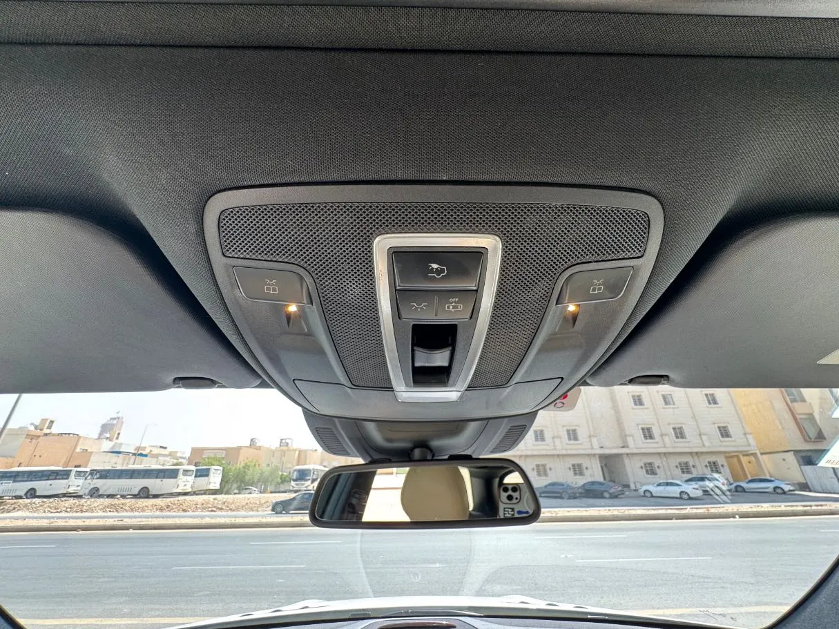 Car image 26