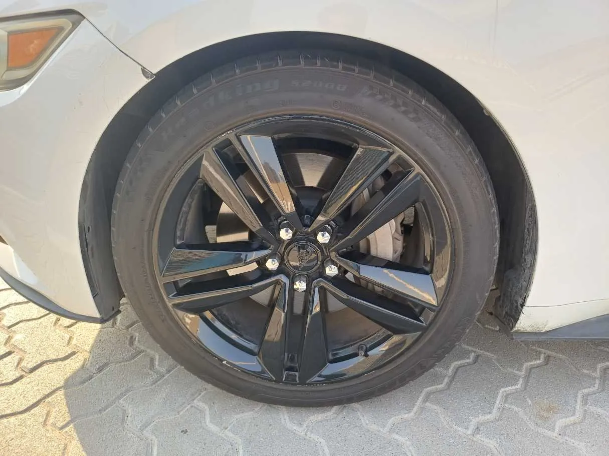 Car image 9